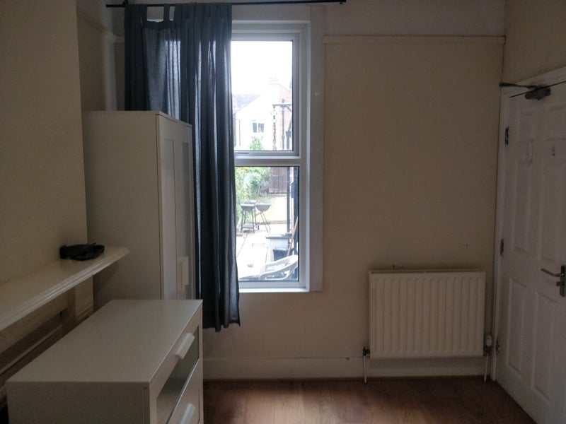 Room Oval Road in Greater London