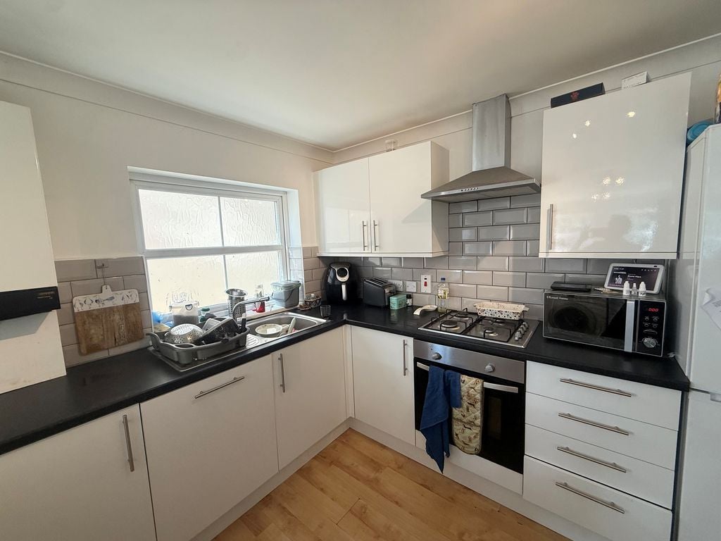 Flat Godstone Road in Caterham