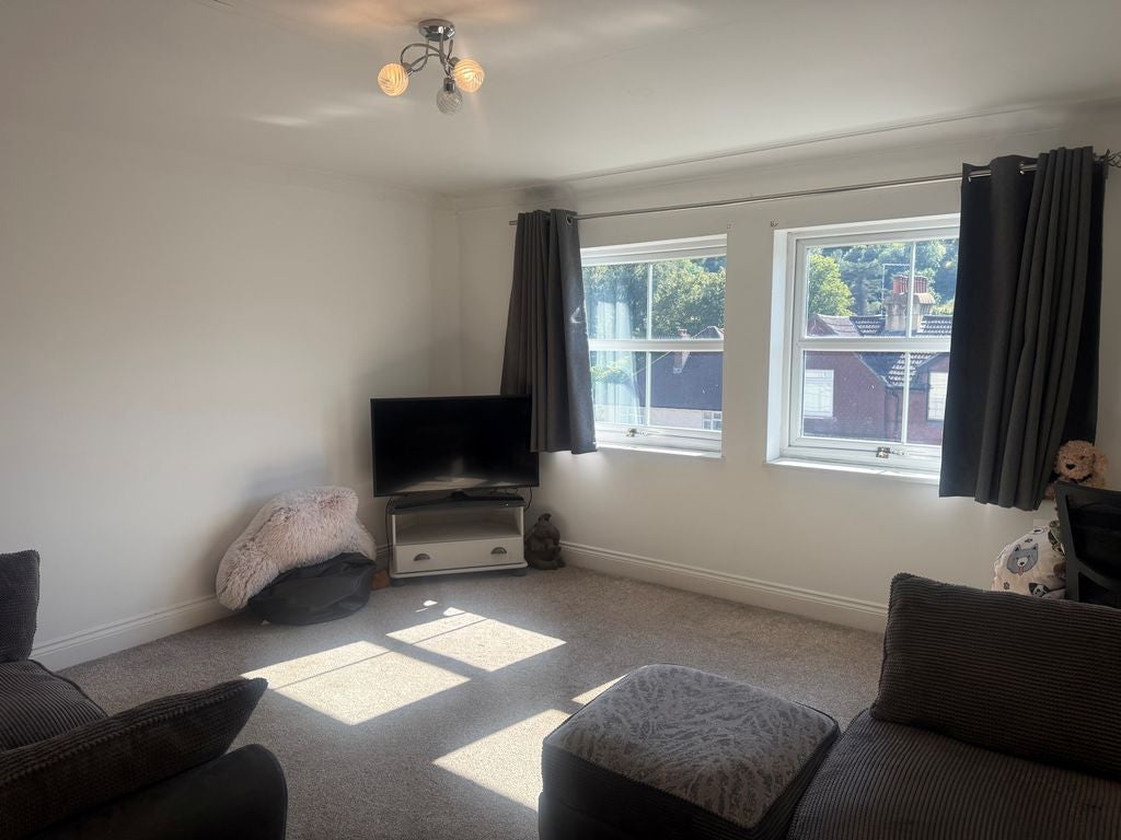 Flat Godstone Road in Caterham