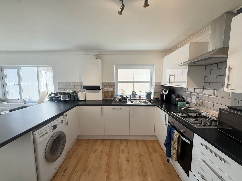 Flat Godstone Road in Caterham