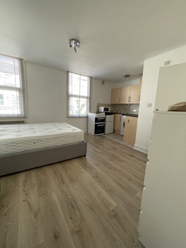 Flat Macfarlane Road in Greater London