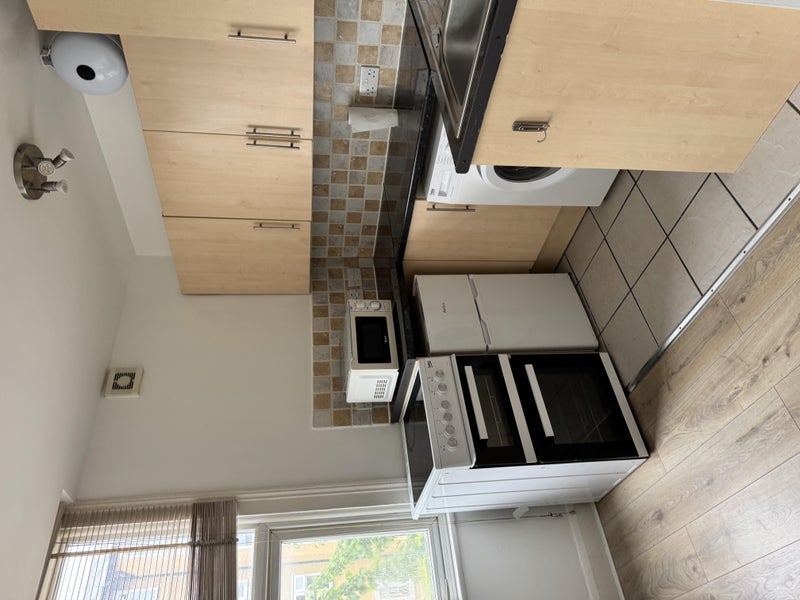 Flat Macfarlane Road in Greater London