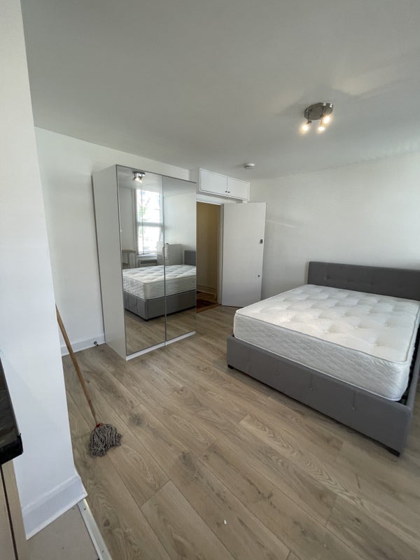 Flat Macfarlane Road in Greater London