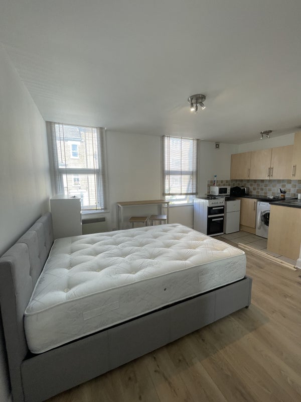 Flat Macfarlane Road in Greater London