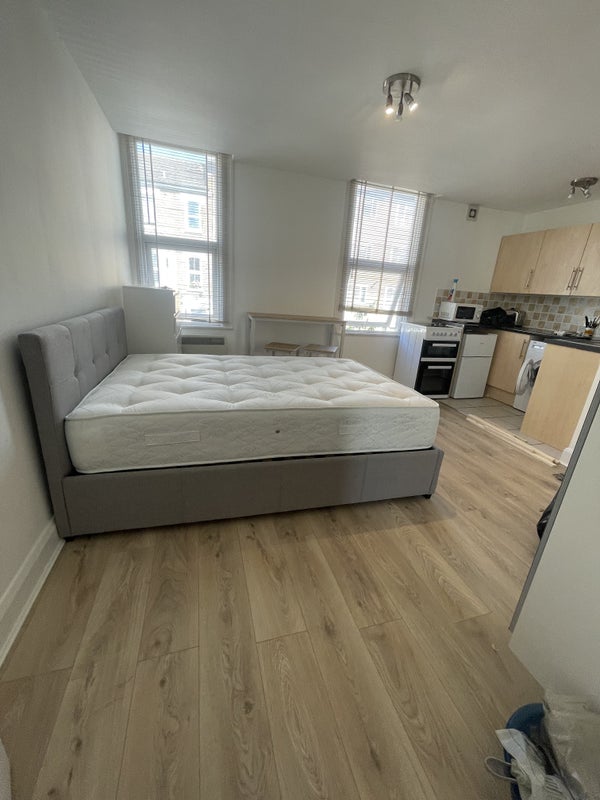 Flat Macfarlane Road in Greater London