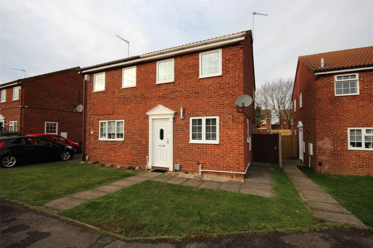 House Barnston Close in Luton