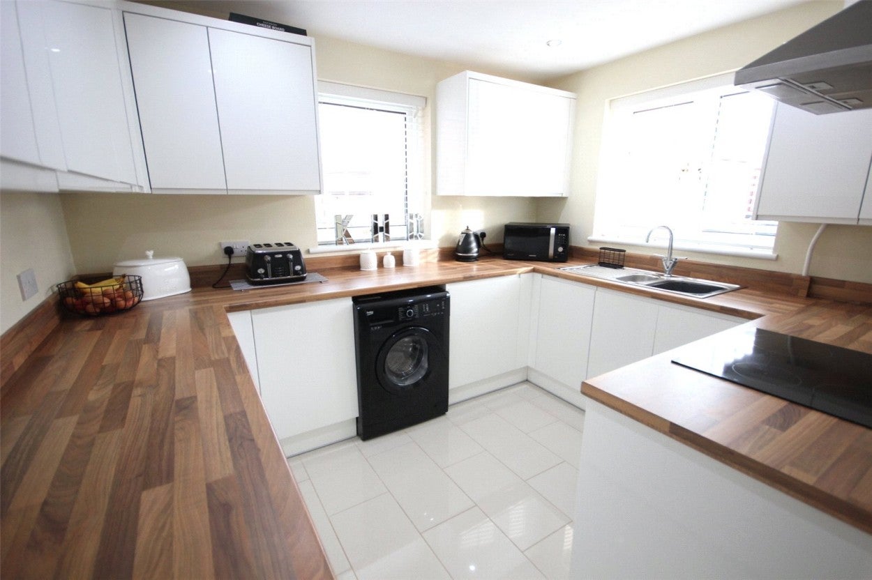 House Barnston Close in Luton