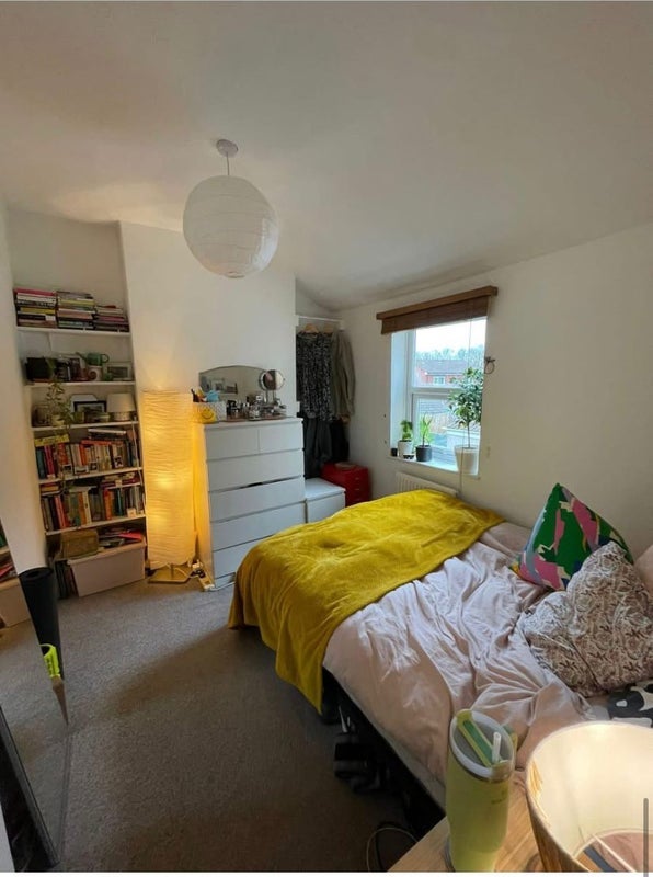 Room Tudor Road in Bristol