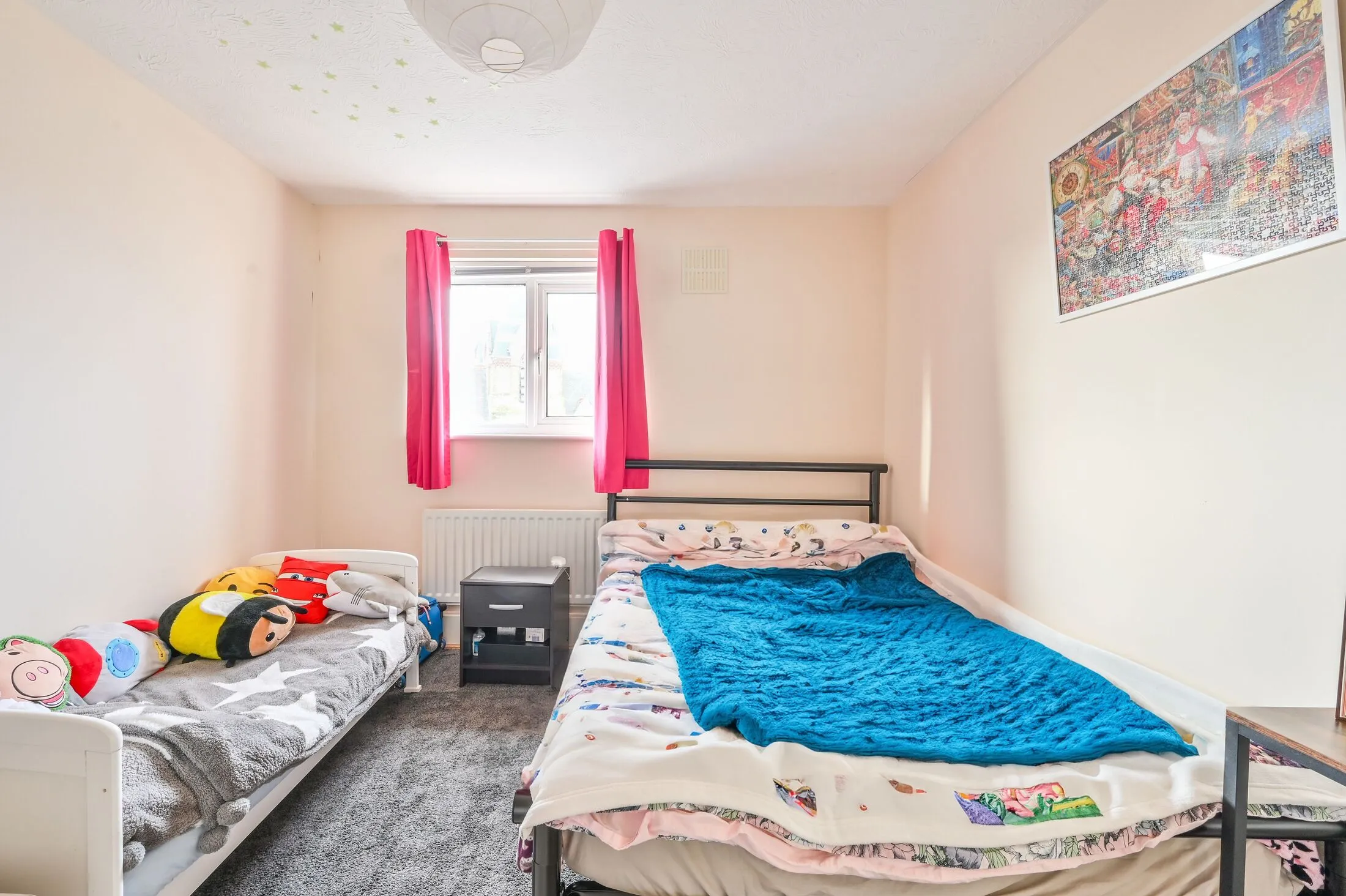 Flat Connaught Road in Greater London