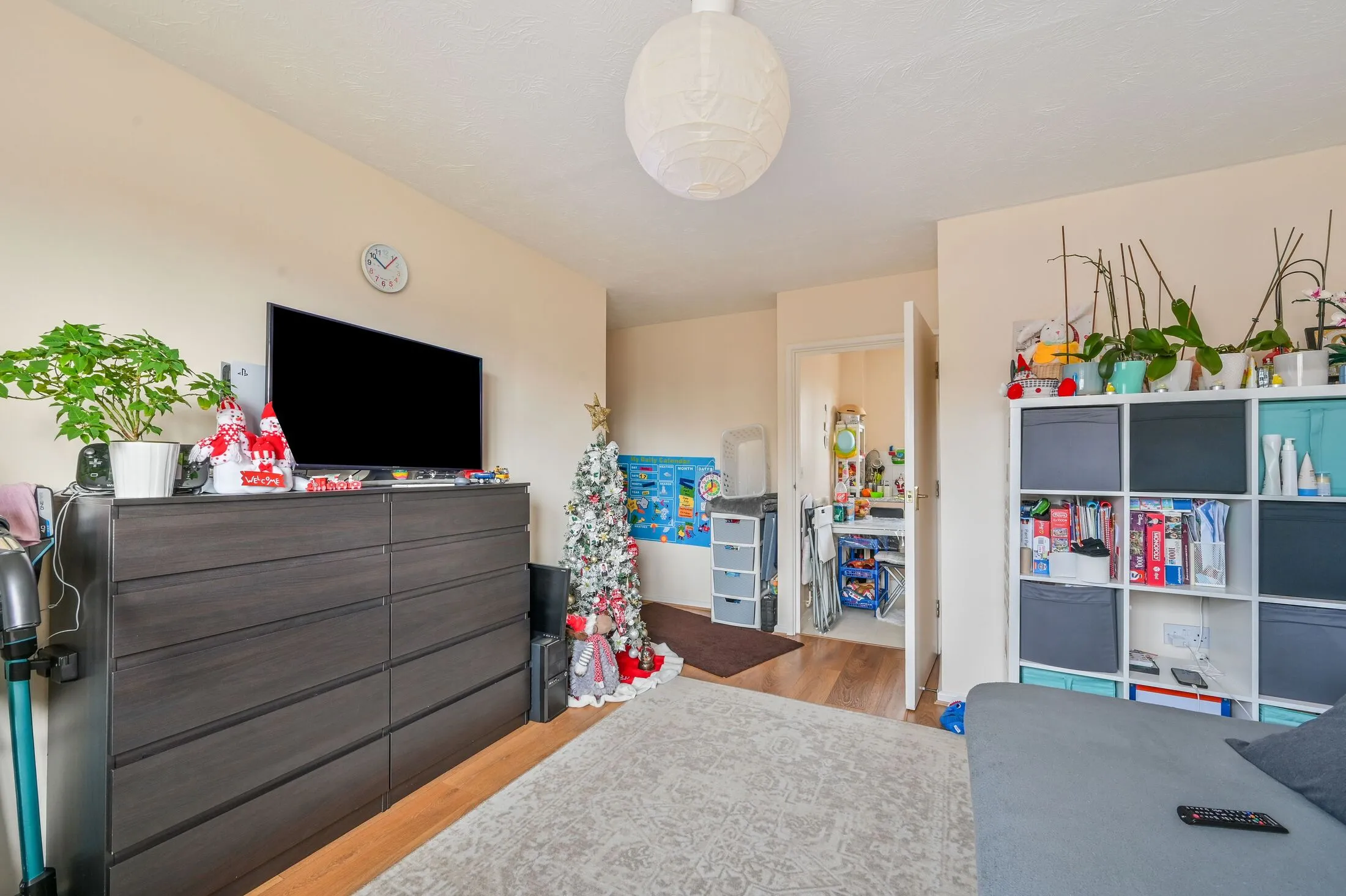 Flat Connaught Road in Greater London