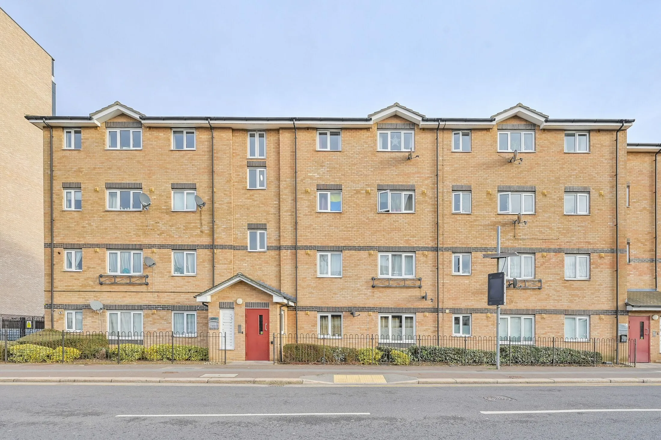 Flat Connaught Road in Greater London
