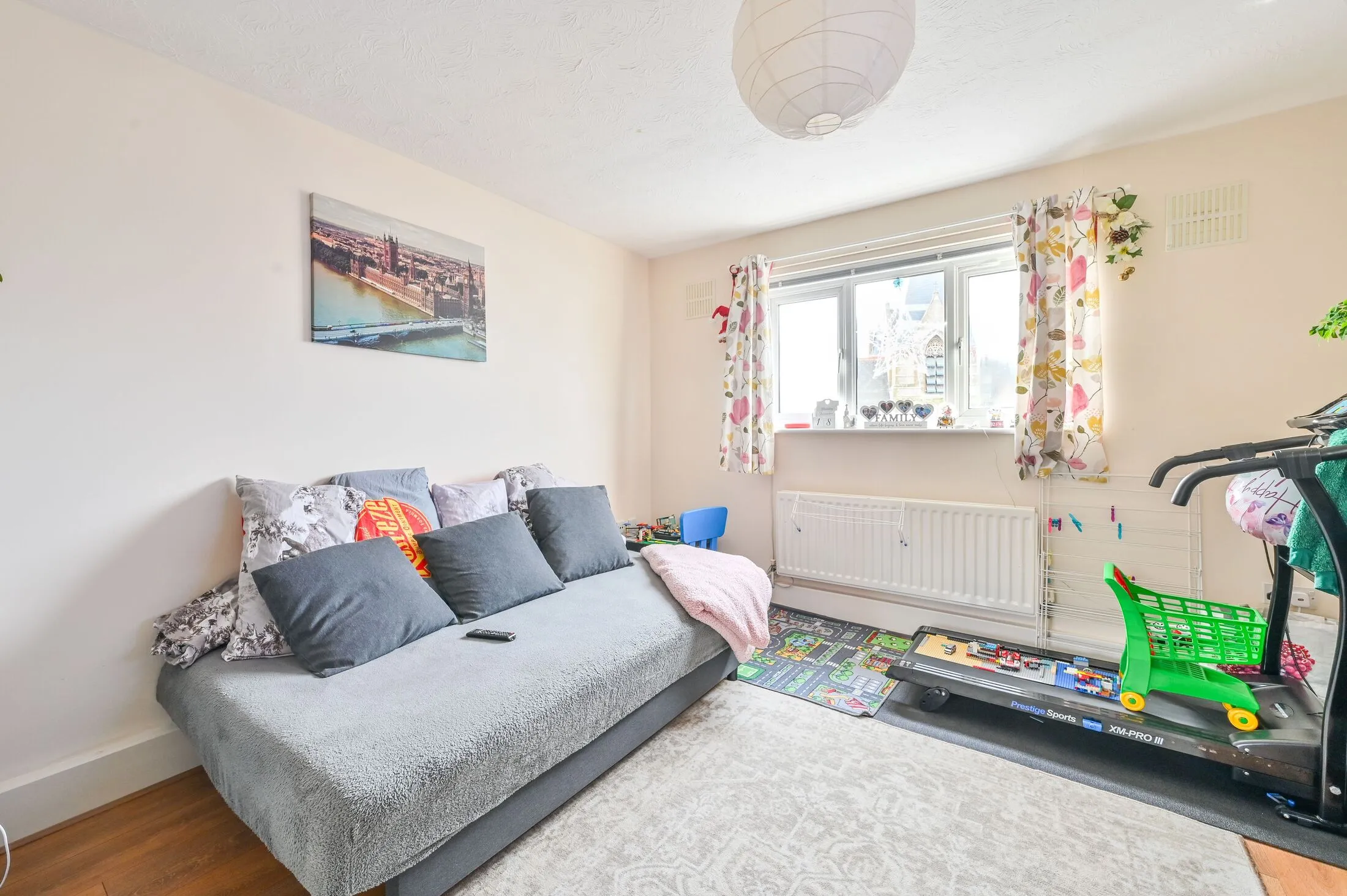 Flat Connaught Road in Greater London