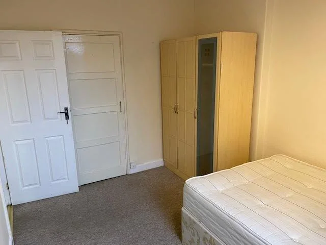 Flat Maysoule Road in Greater London