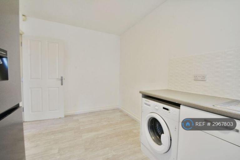 Flat Acanthus Court in Cotswold District
