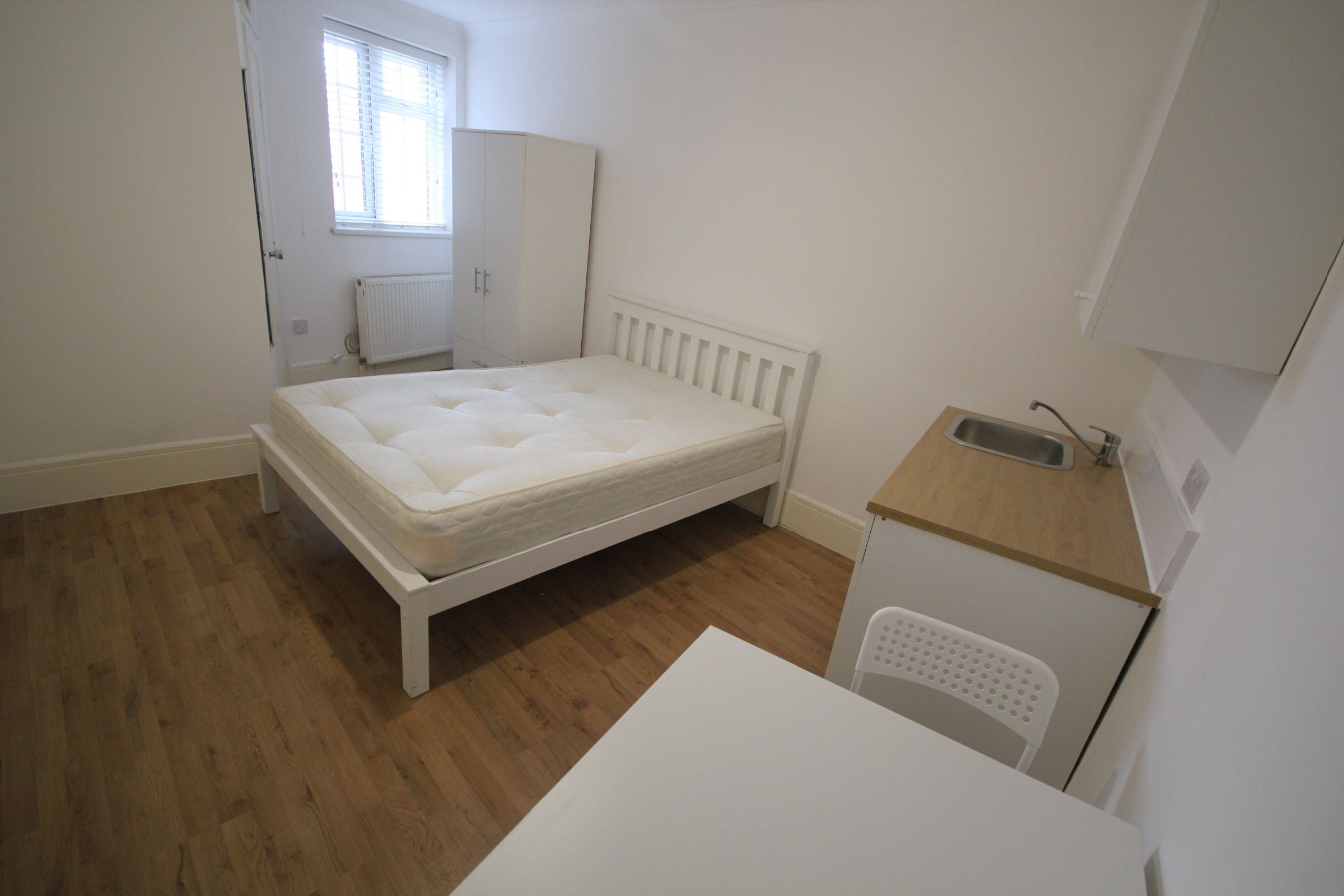 Flat Sheepcote Road in Greater London