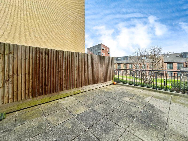 Flat Hayling Way in London