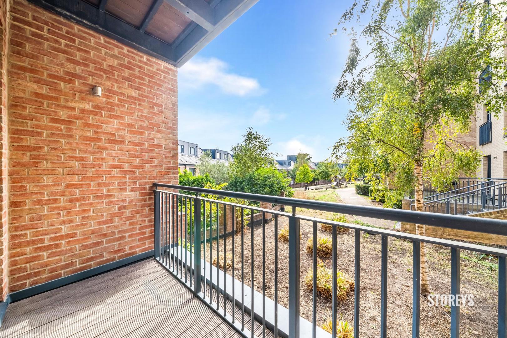 Flat Hayling Way in London