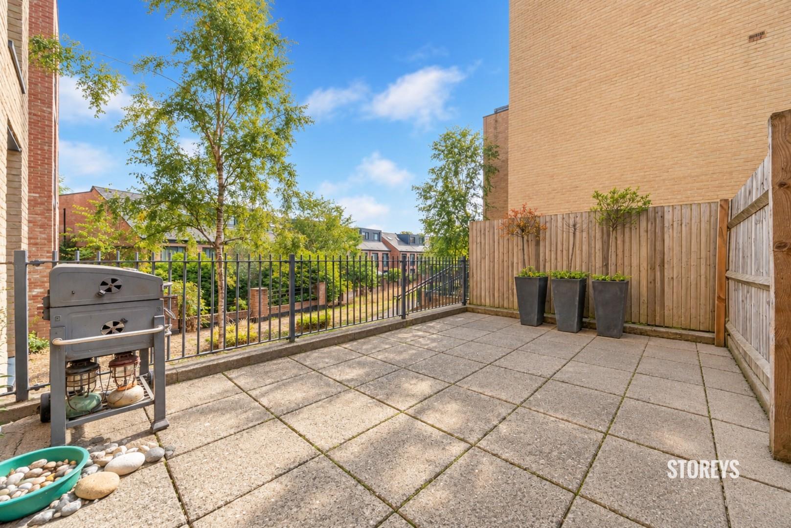 Flat Hayling Way in London