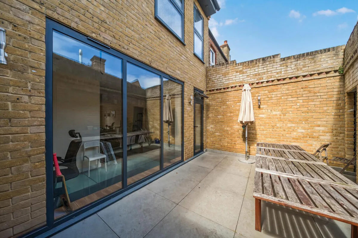 House Freshford Street in Greater London