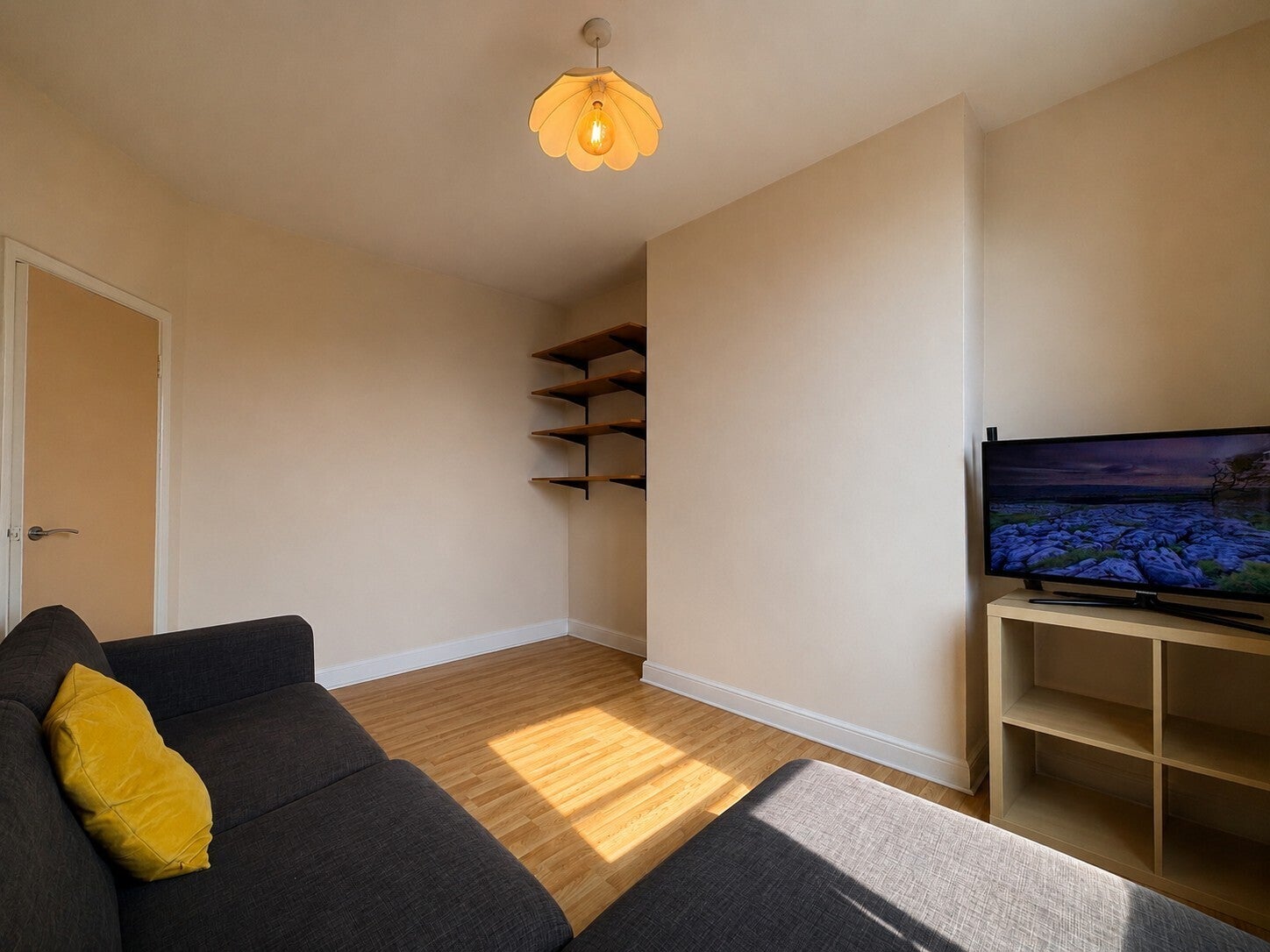 Flat Maple Road in Greater London