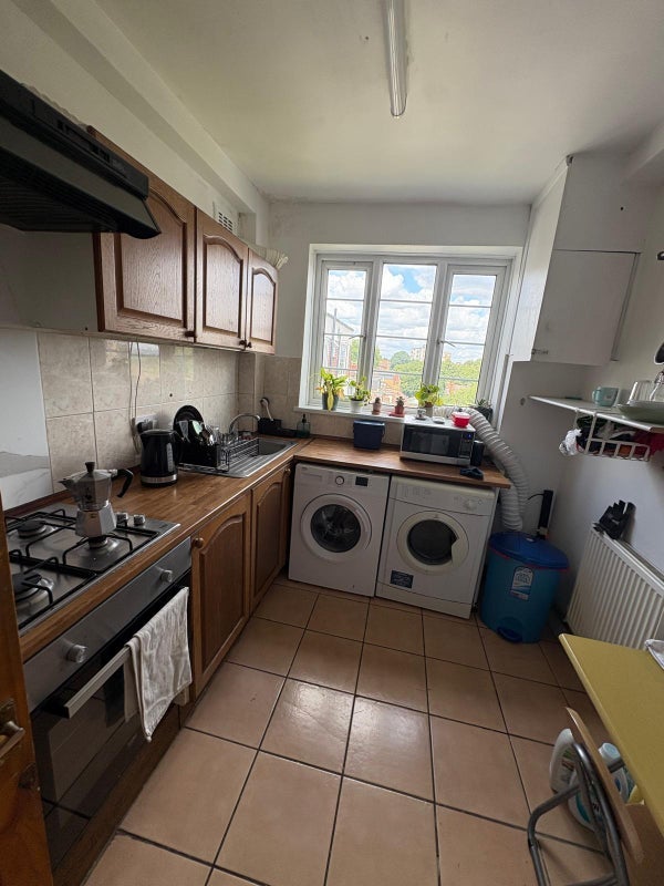 Room Cleveleys Road in Greater London