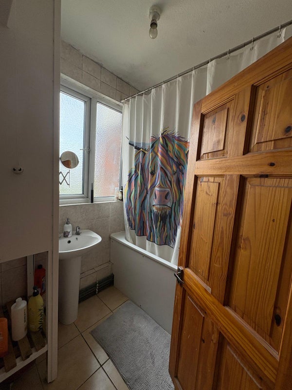 Room Cleveleys Road in Greater London