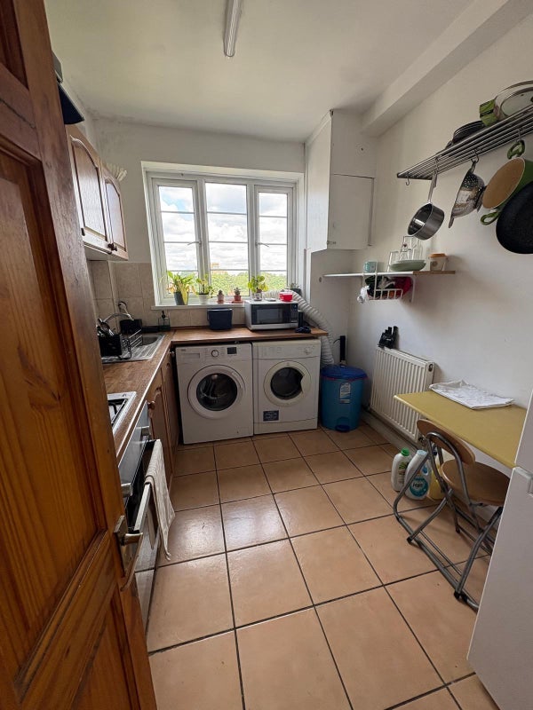 Room Cleveleys Road in Greater London