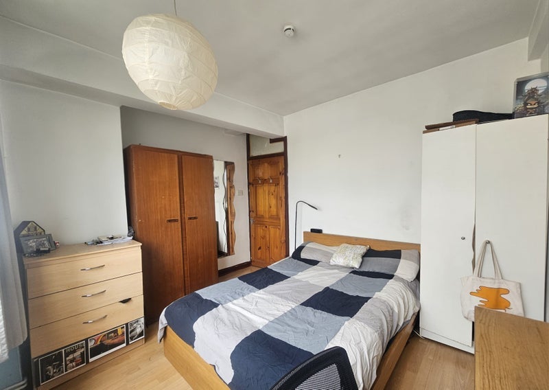 Room Cleveleys Road in Greater London