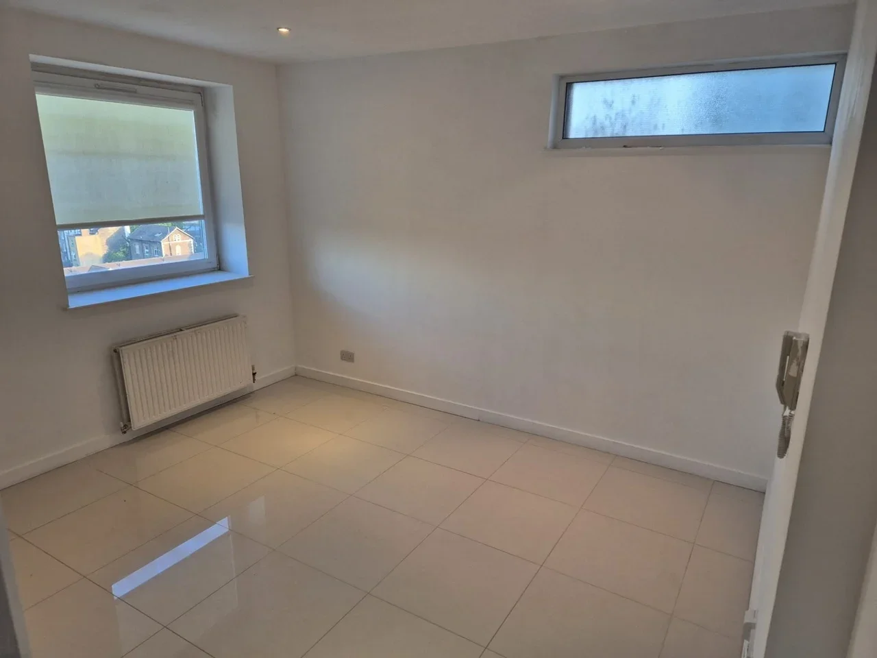 Flat Whitehorse Road in Greater London