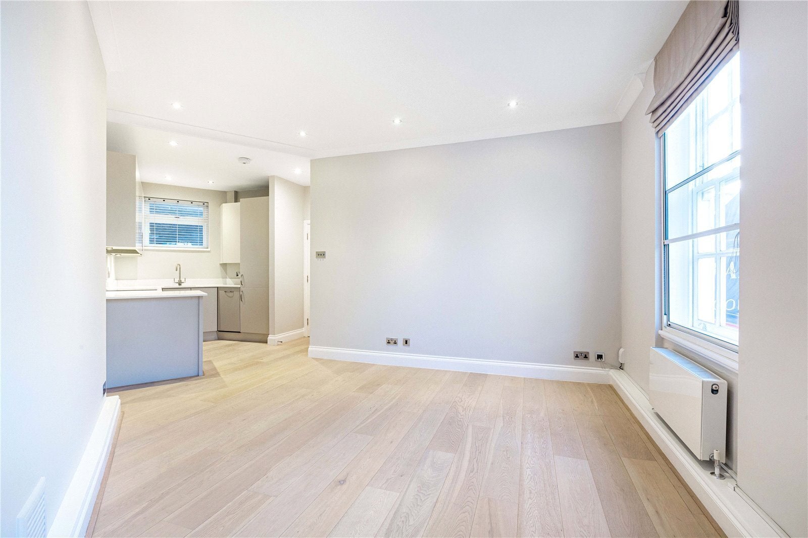 Flat Queen's Elm Square in Greater London