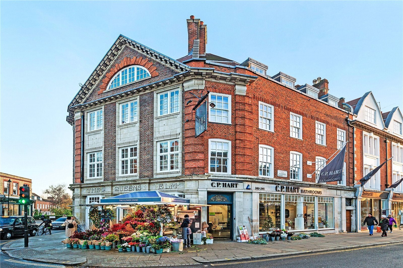 Flat Queen's Elm Square in Greater London