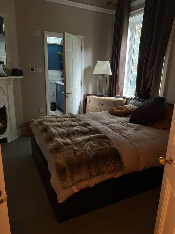 Flat Rodway Road in Greater London