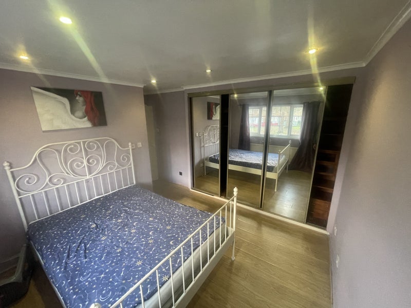 Room Ashdown Drive in Crawley