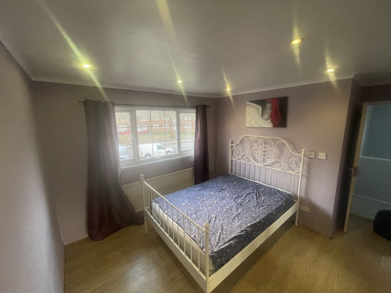 Room Ashdown Drive in Crawley