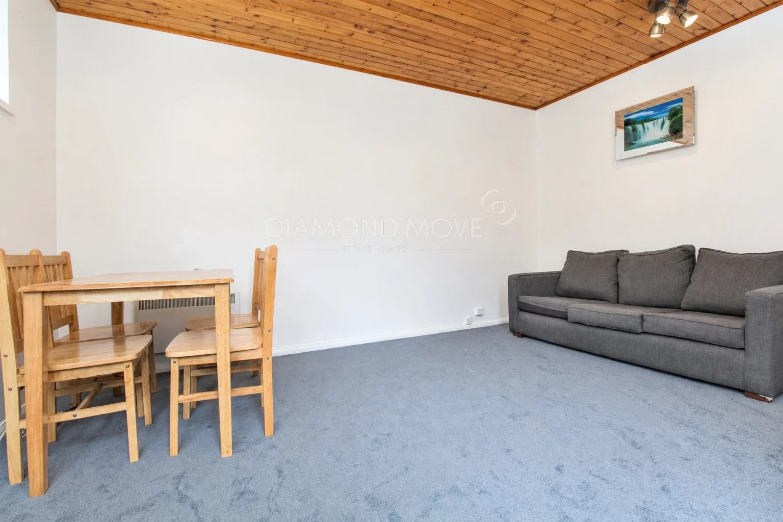 Flat Twyford Avenue in London