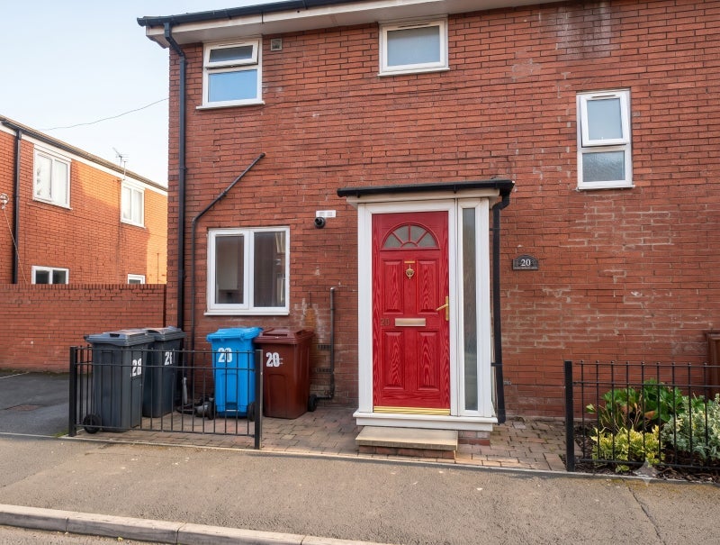House Whitecliff Close in Manchester
