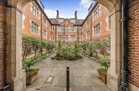 Flat Church Close in Greater London
