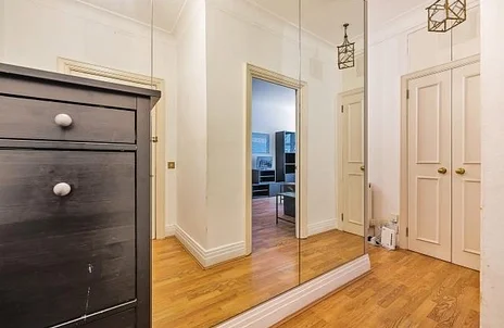 Flat Church Close in Greater London
