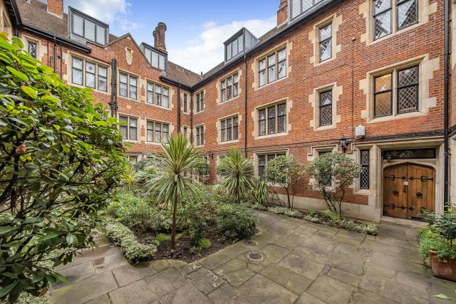 Flat Church Close in Greater London