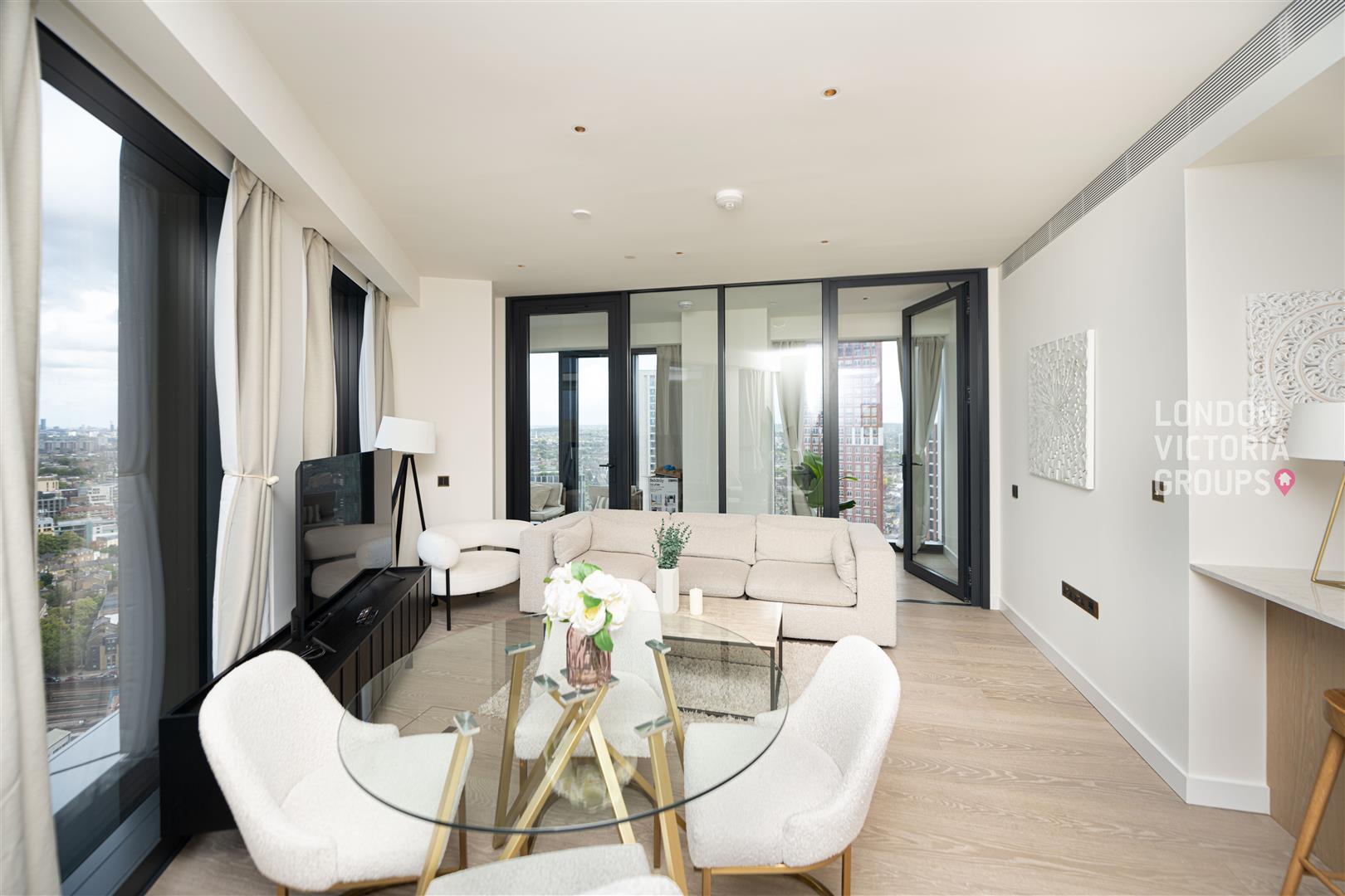 Flat Carnation Way in Greater London