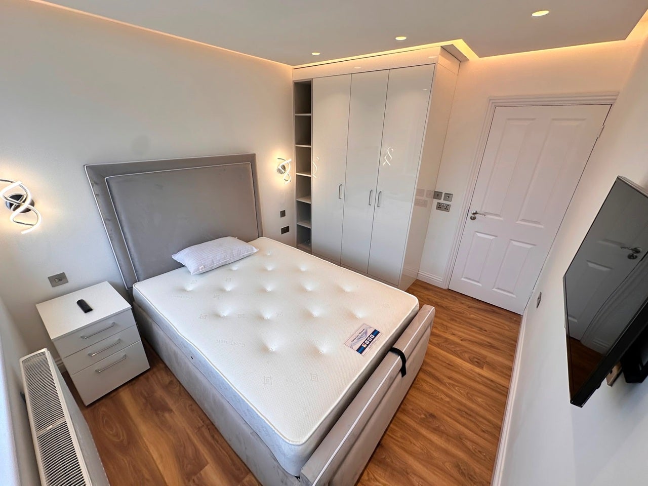 Room Bryan Avenue in Greater London
