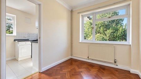 Flat Basildon Close in Greater London