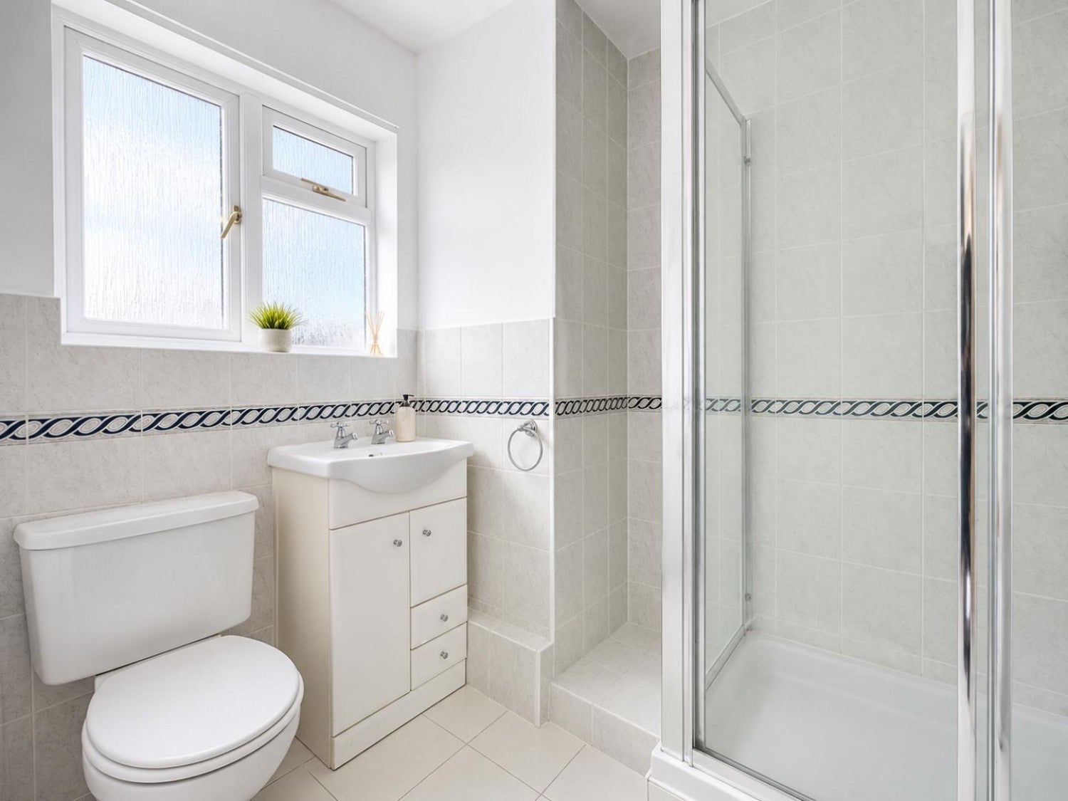 Flat Basildon Close in Greater London