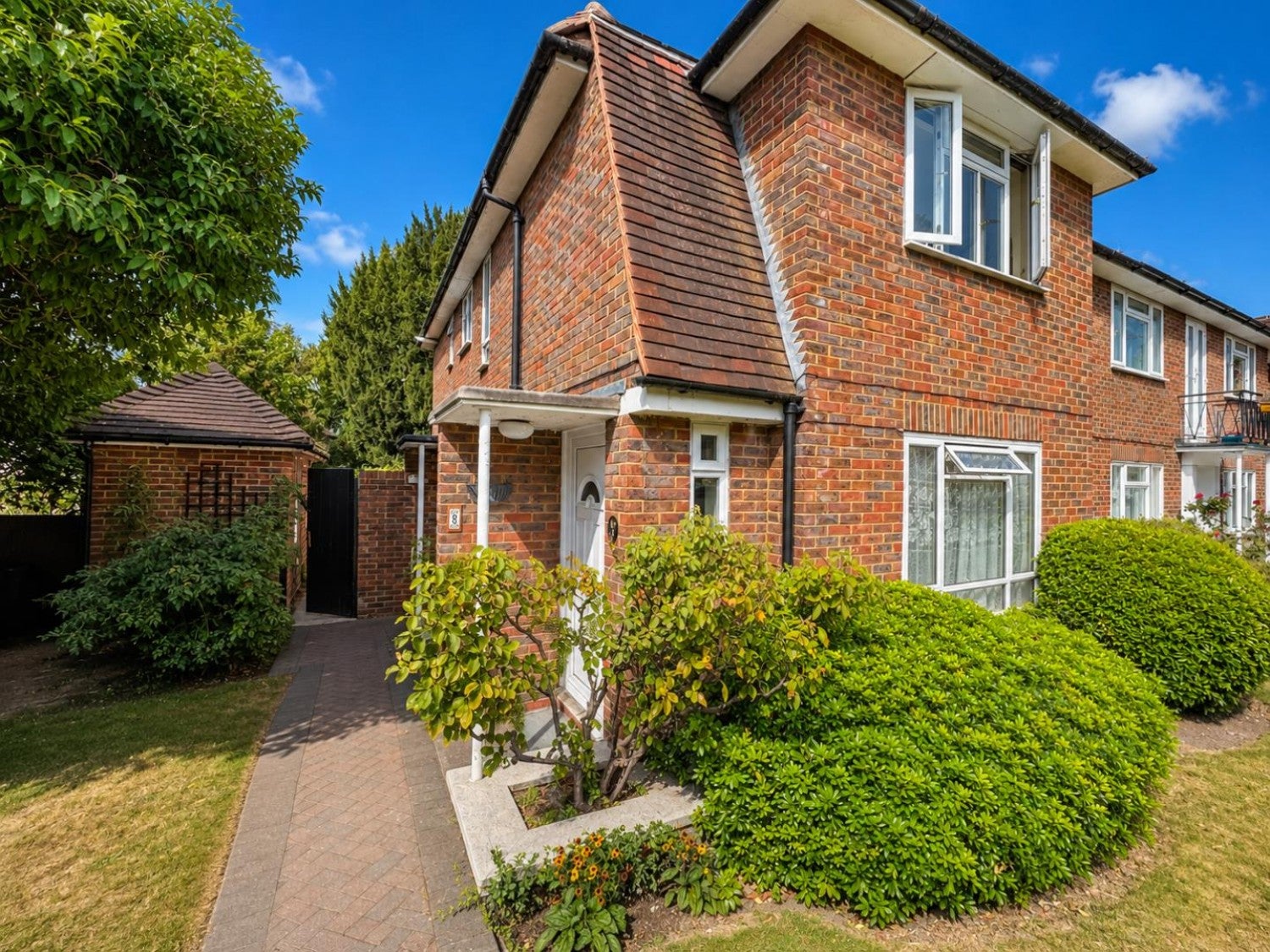 Flat Basildon Close in Greater London