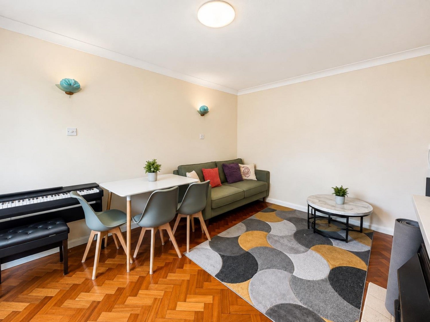 Flat Basildon Close in Greater London
