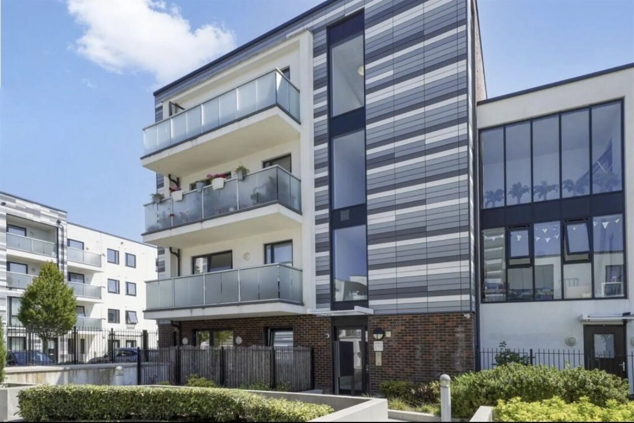 Flat Fishers Way in Greater London