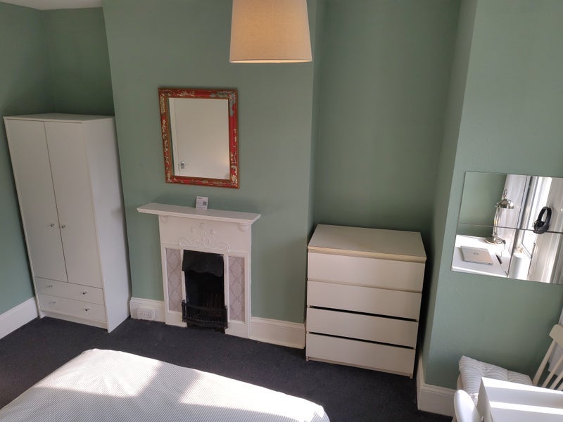Room Hambalt Road in Greater London