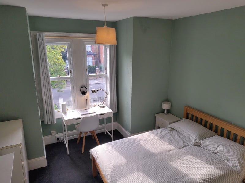 Room Hambalt Road in Greater London