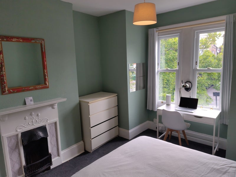 Room Hambalt Road in Greater London