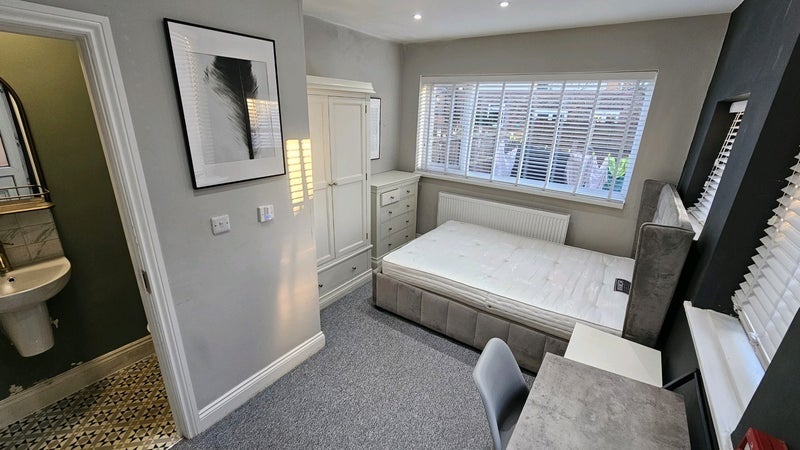 Room Parrin Lane in Manchester